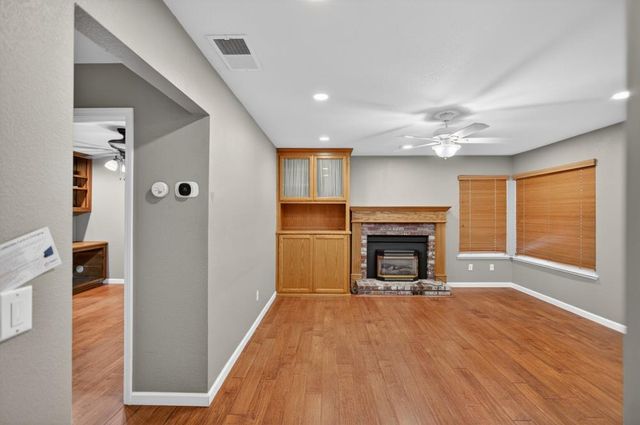 8758 Freesia Dr, Elk Grove, CA 95624