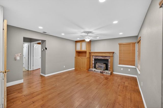 8758 Freesia Dr, Elk Grove, CA 95624