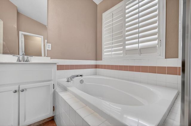 8758 Freesia Dr, Elk Grove, CA 95624
