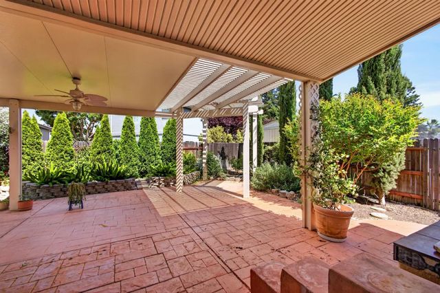 8758 Freesia Dr, Elk Grove, CA 95624