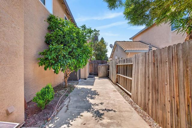 8758 Freesia Dr, Elk Grove, CA 95624