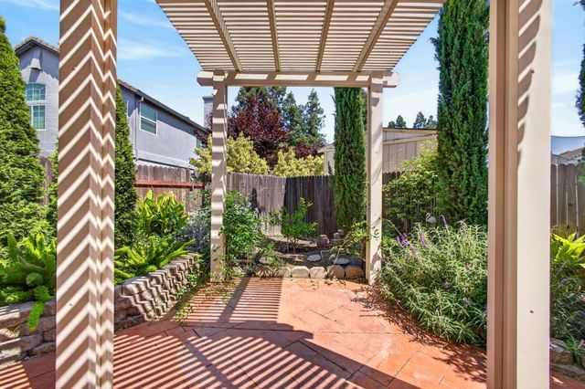8758 Freesia Dr, Elk Grove, CA 95624
