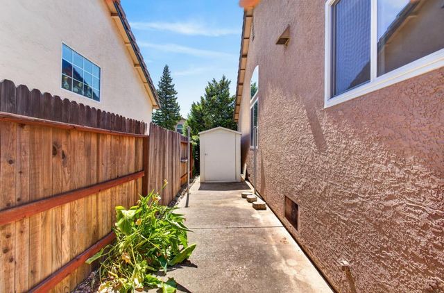 8758 Freesia Dr, Elk Grove, CA 95624
