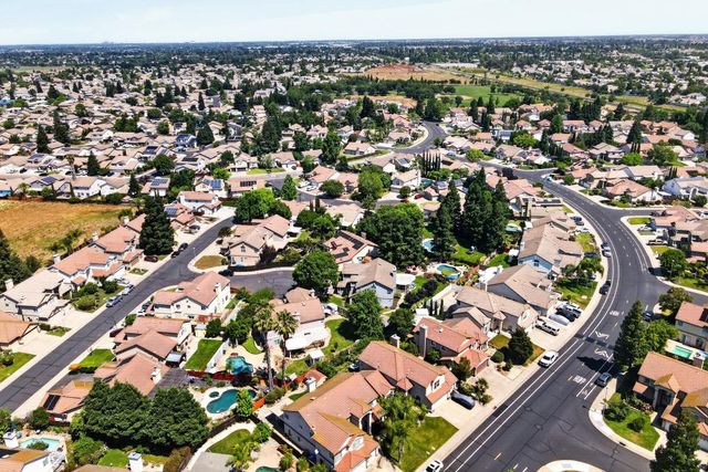8758 Freesia Dr, Elk Grove, CA 95624