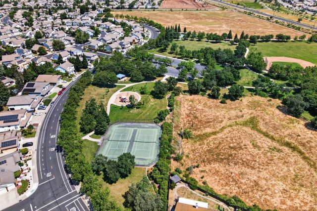 8758 Freesia Dr, Elk Grove, CA 95624