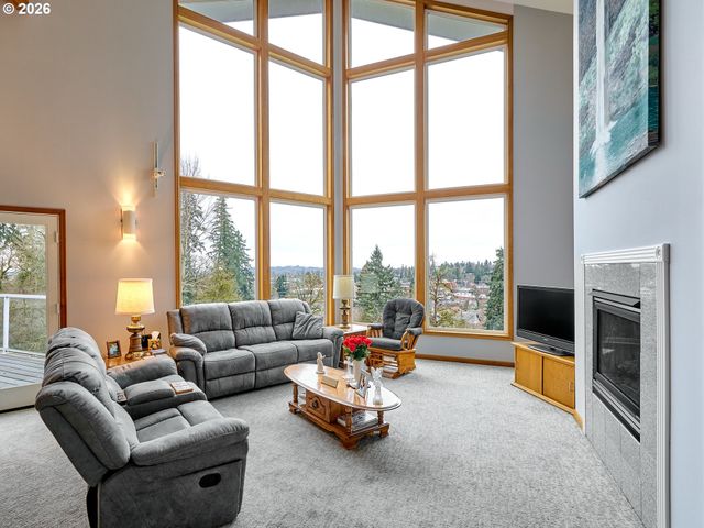 301 EDGEWOOD Dr, Silverton, OR 97381