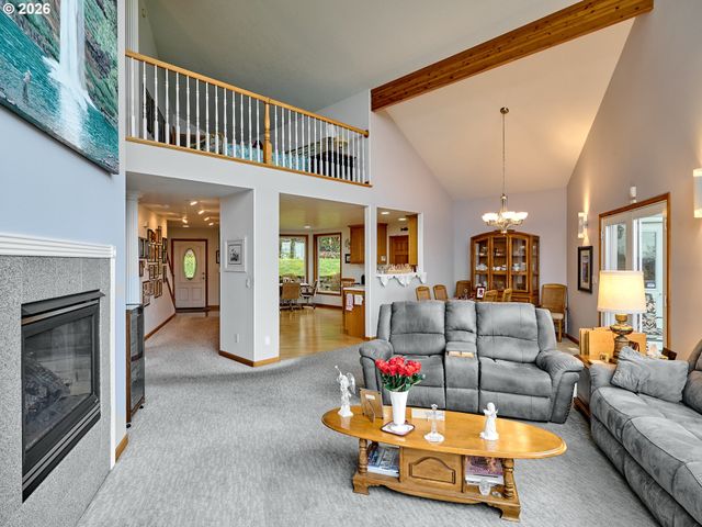 301 EDGEWOOD Dr, Silverton, OR 97381