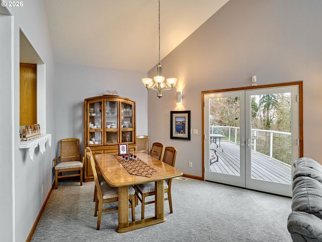 301 EDGEWOOD Dr, Silverton, OR 97381