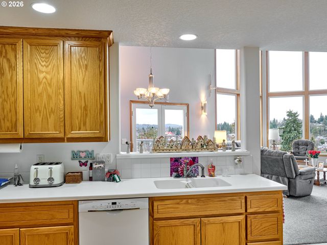 301 EDGEWOOD Dr, Silverton, OR 97381