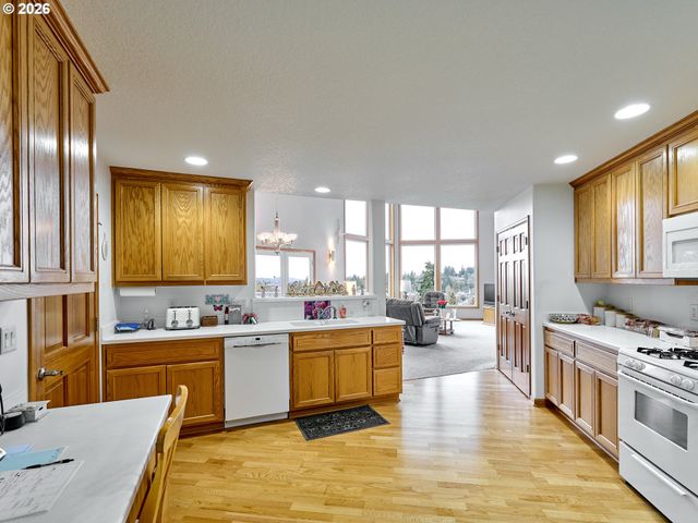 301 EDGEWOOD Dr, Silverton, OR 97381