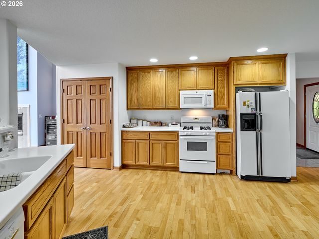 301 EDGEWOOD Dr, Silverton, OR 97381