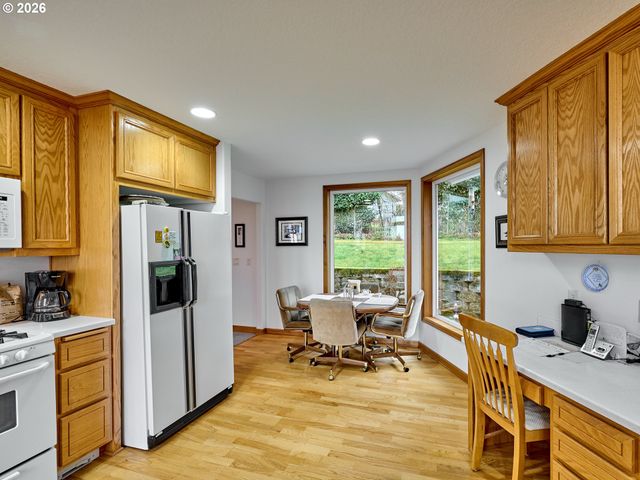 301 EDGEWOOD Dr, Silverton, OR 97381