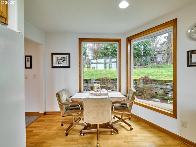 301 EDGEWOOD Dr, Silverton, OR 97381