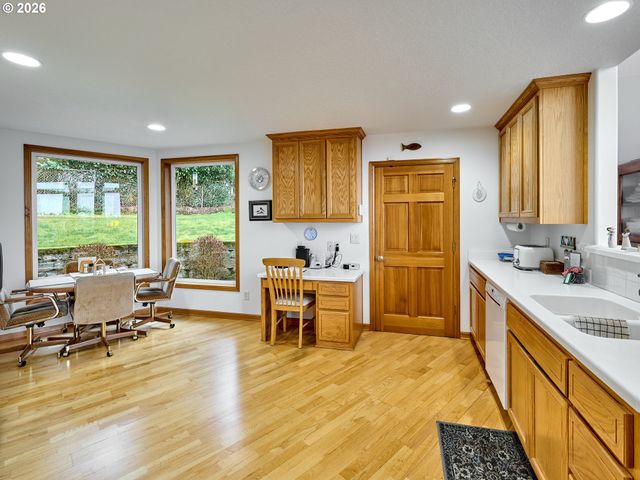 301 EDGEWOOD Dr, Silverton, OR 97381