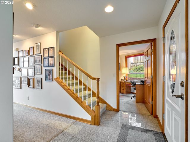 301 EDGEWOOD Dr, Silverton, OR 97381