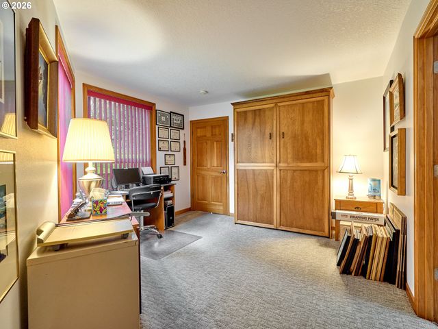 301 EDGEWOOD Dr, Silverton, OR 97381