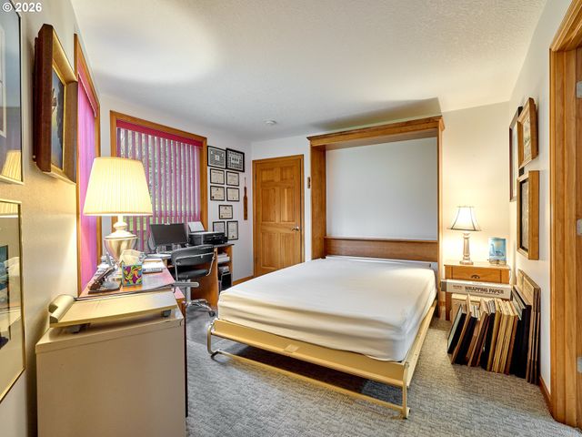 301 EDGEWOOD Dr, Silverton, OR 97381