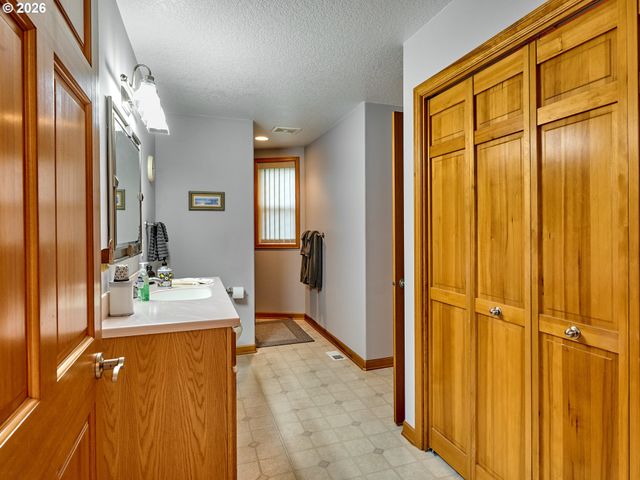 301 EDGEWOOD Dr, Silverton, OR 97381