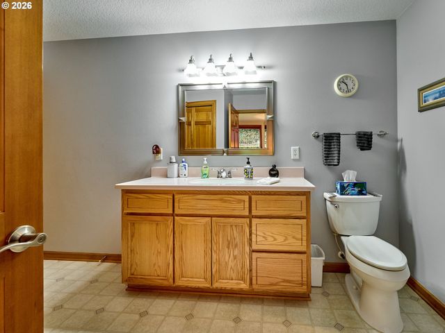 301 EDGEWOOD Dr, Silverton, OR 97381