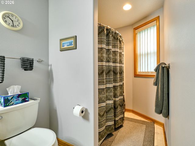 301 EDGEWOOD Dr, Silverton, OR 97381