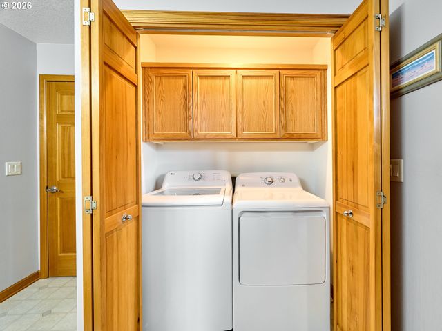 301 EDGEWOOD Dr, Silverton, OR 97381