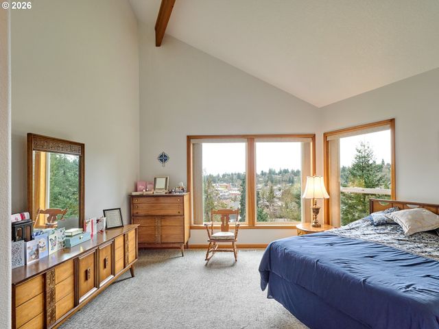 301 EDGEWOOD Dr, Silverton, OR 97381