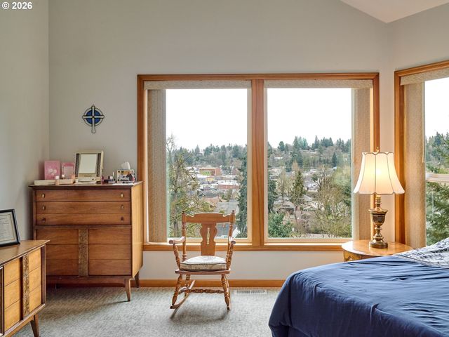 301 EDGEWOOD Dr, Silverton, OR 97381