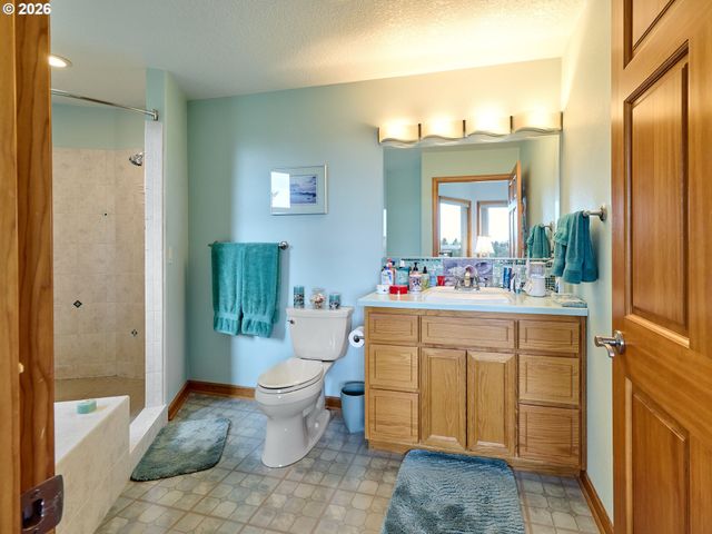 301 EDGEWOOD Dr, Silverton, OR 97381