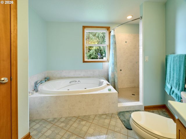 301 EDGEWOOD Dr, Silverton, OR 97381