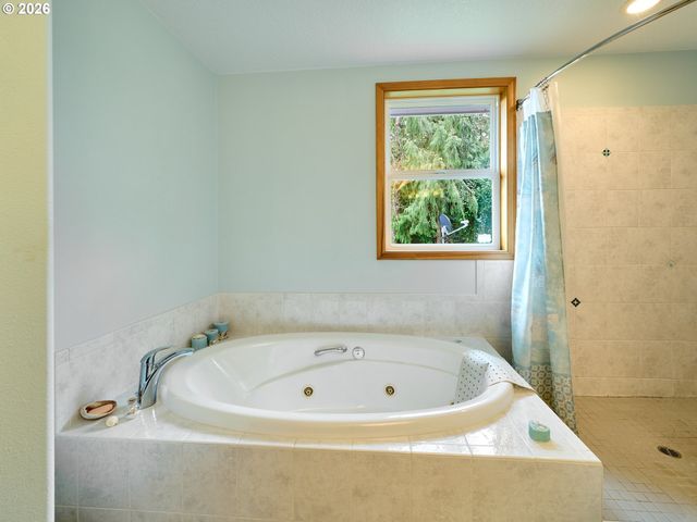 301 EDGEWOOD Dr, Silverton, OR 97381