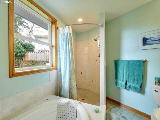 301 EDGEWOOD Dr, Silverton, OR 97381