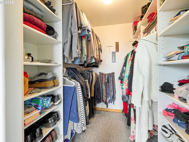 301 EDGEWOOD Dr, Silverton, OR 97381