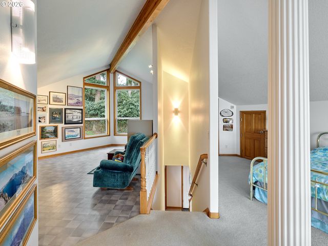 301 EDGEWOOD Dr, Silverton, OR 97381