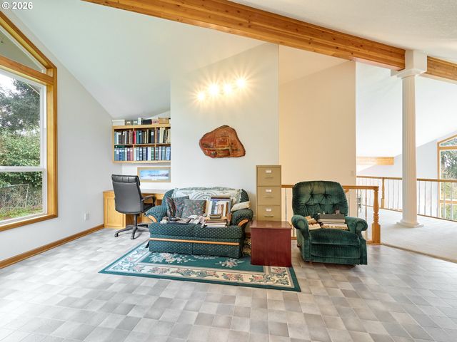 301 EDGEWOOD Dr, Silverton, OR 97381