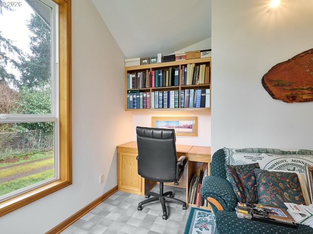 301 EDGEWOOD Dr, Silverton, OR 97381