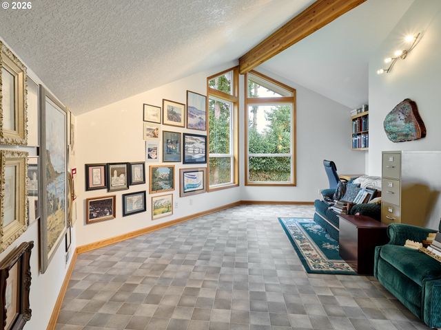 301 EDGEWOOD Dr, Silverton, OR 97381