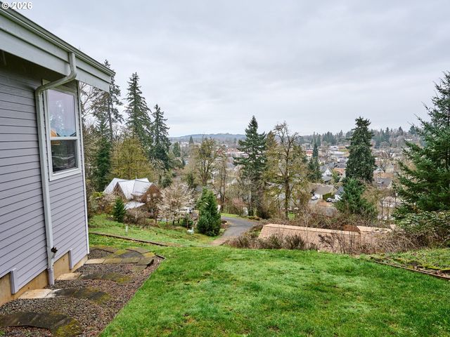 301 EDGEWOOD Dr, Silverton, OR 97381