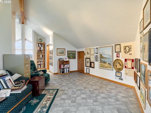 301 EDGEWOOD Dr, Silverton, OR 97381