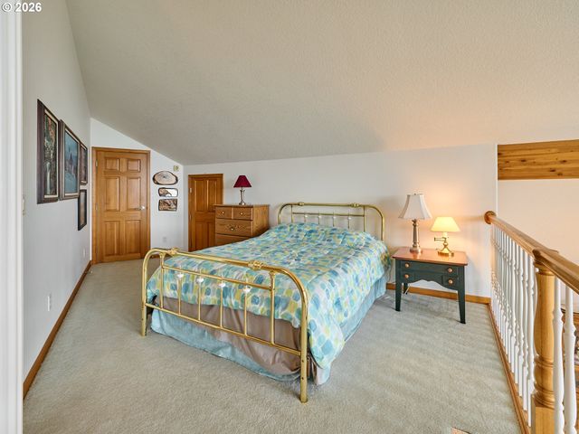 301 EDGEWOOD Dr, Silverton, OR 97381