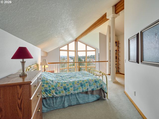 301 EDGEWOOD Dr, Silverton, OR 97381