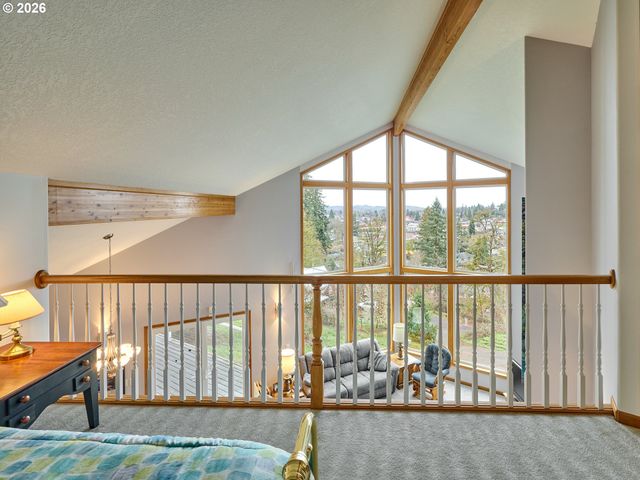 301 EDGEWOOD Dr, Silverton, OR 97381