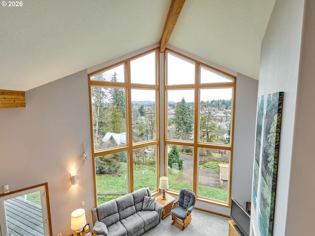 301 EDGEWOOD Dr, Silverton, OR 97381