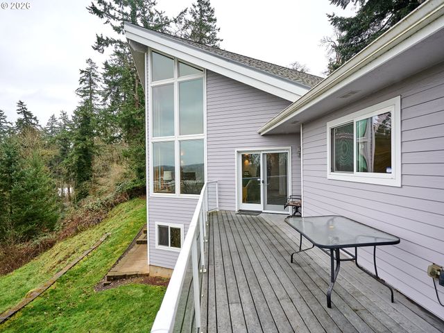 301 EDGEWOOD Dr, Silverton, OR 97381