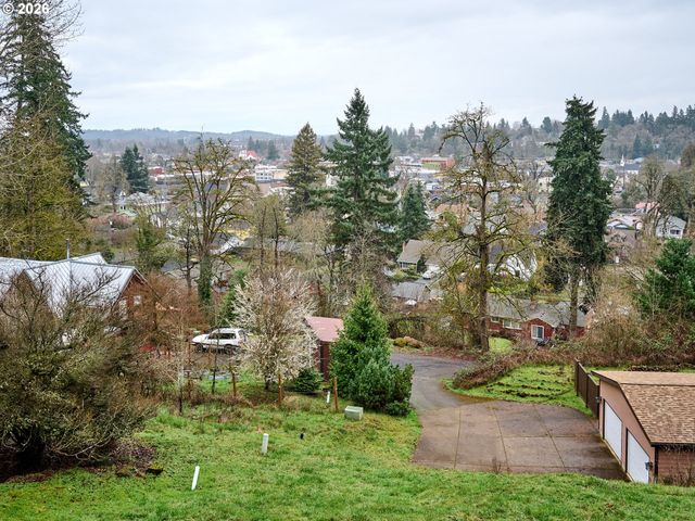 301 EDGEWOOD Dr, Silverton, OR 97381