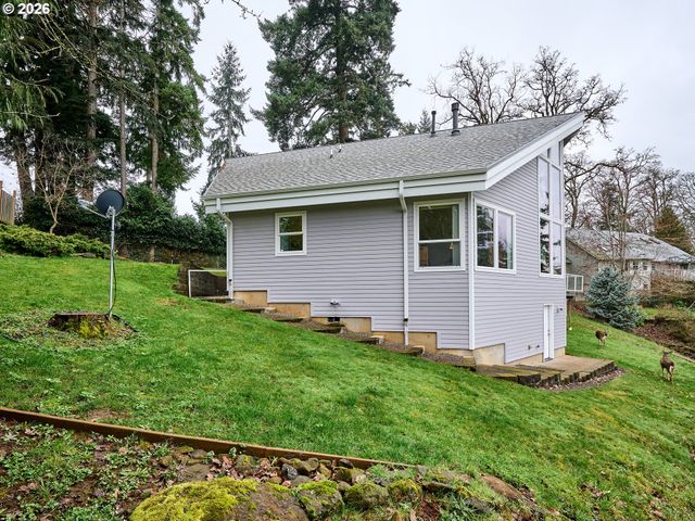 301 EDGEWOOD Dr, Silverton, OR 97381