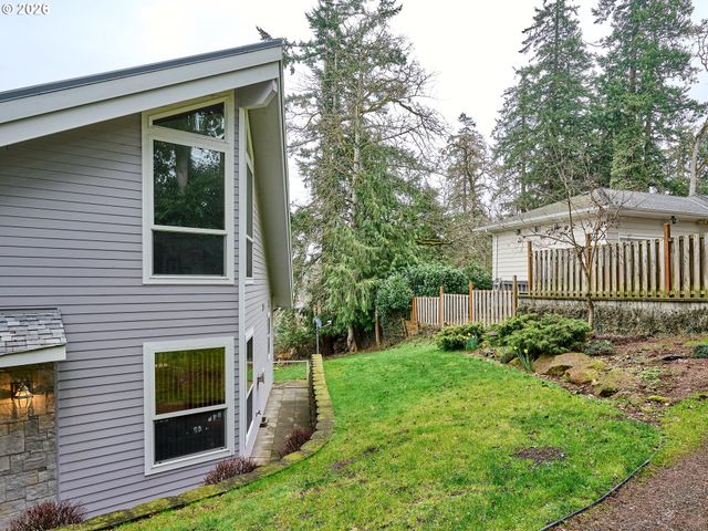 301 EDGEWOOD Dr, Silverton, OR 97381