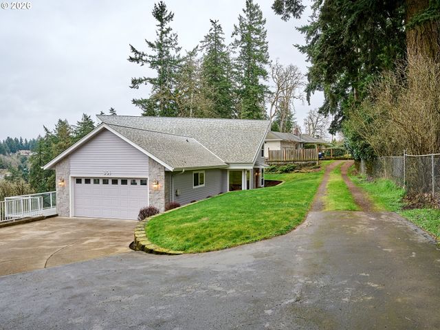 301 EDGEWOOD Dr, Silverton, OR 97381