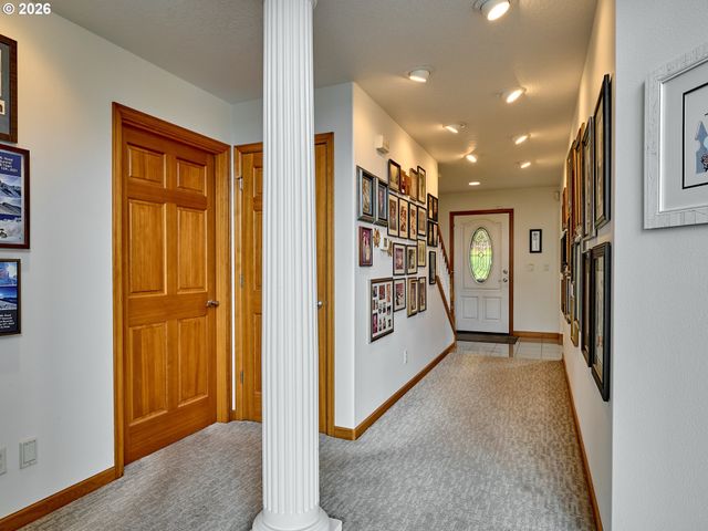 301 EDGEWOOD Dr, Silverton, OR 97381