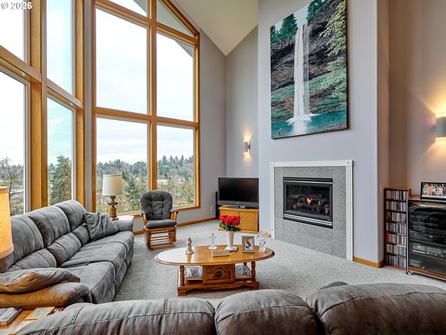 301 EDGEWOOD Dr, Silverton, OR 97381