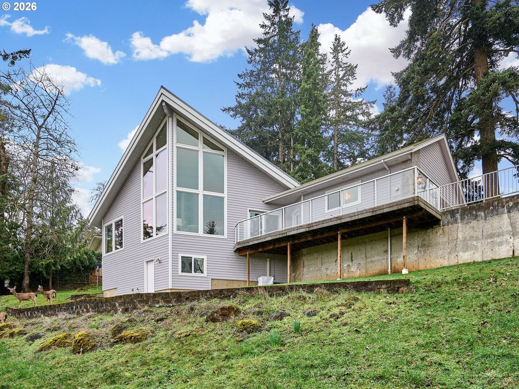 301 EDGEWOOD Dr, Silverton, OR 97381